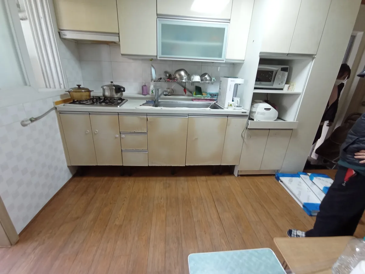 씽크대문짝 경첩교체 관련 시공 전 노후 상태