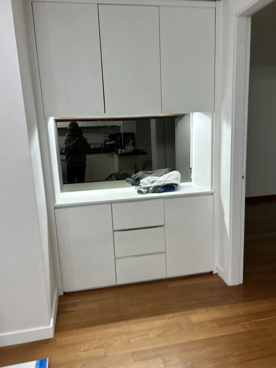 배식창 수납장 교체 전후 교체 전 사진: 배식창 주변 수납장 · 상하부 수납 도어가 흰색 도어와 서랍으로 바뀐 모습