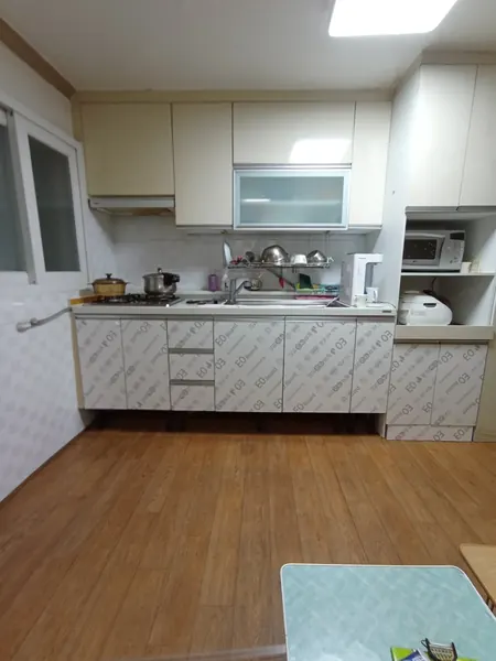 변색된 하부 도어 주방 교체 전후 사진
