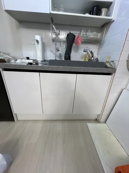 싱크 하부장 표면 들뜬 도어 교체 전후 사진