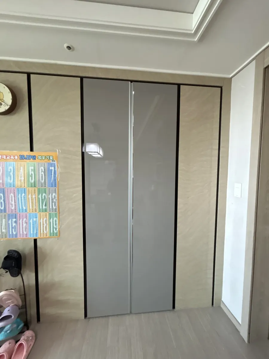 수납 도어 교체 전후 교체 후 사진: 거울·스테인리스 수납 도어가 회색 수납 도어로 바뀐 모습(주방 외 사례)