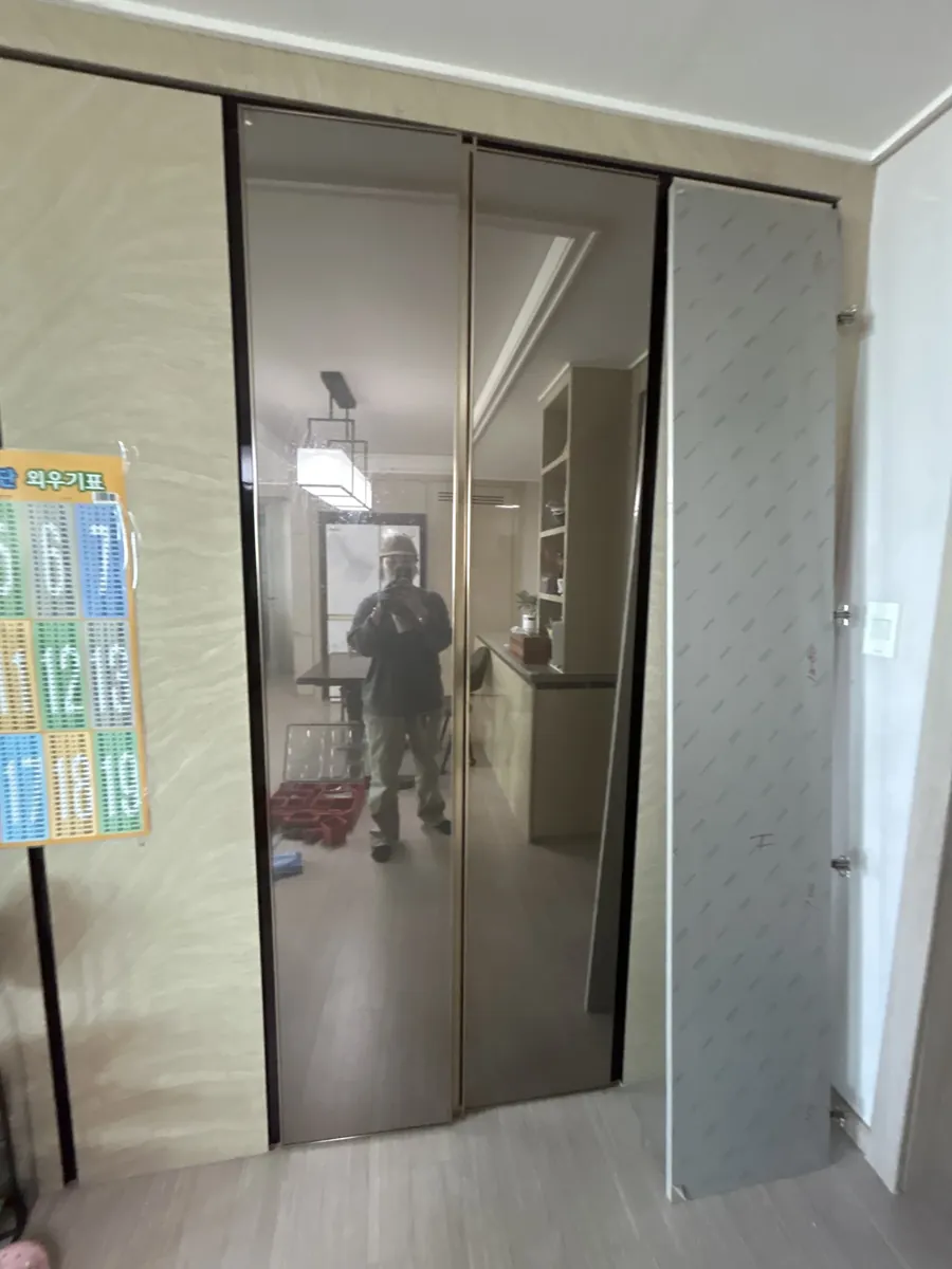 수납 도어 교체 전후 교체 전 사진: 거울·스테인리스 수납 도어가 회색 수납 도어로 바뀐 모습(주방 외 사례)